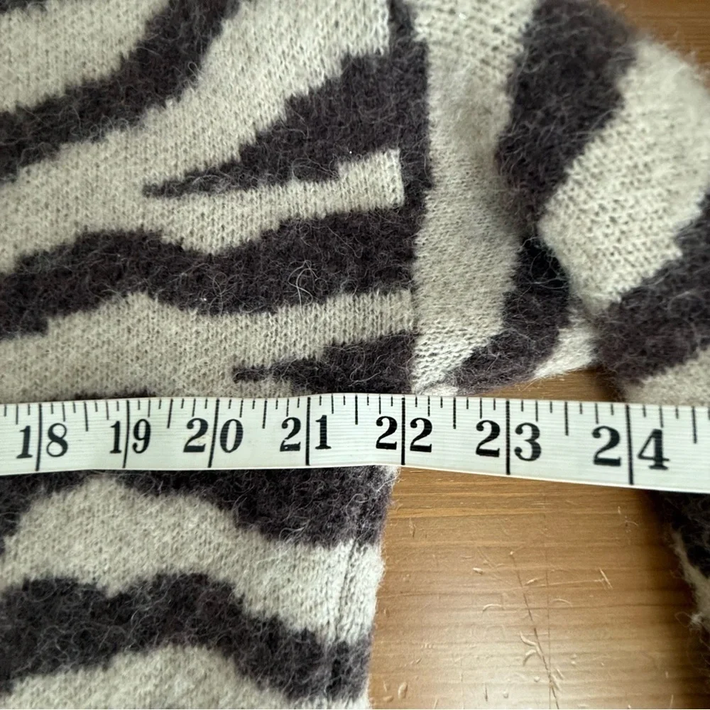 J CREW Ribbed V-neck Alpaca Wool blend cardigan sweater in zebra stripe Size L